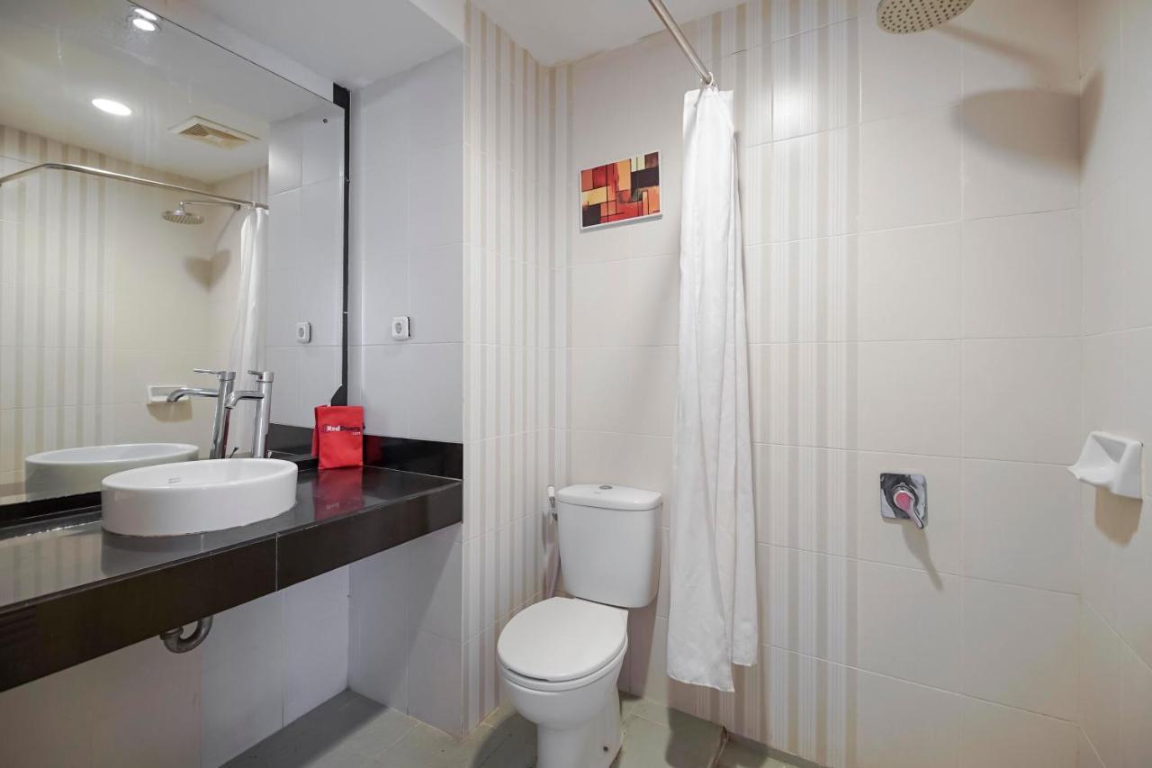Reddoorz Premium Near Pantai Losari 2 Makassar Exterior foto